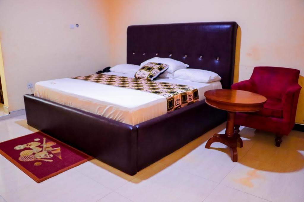 Dc Ambassadors Hotel Dawhwenya Extérieur photo